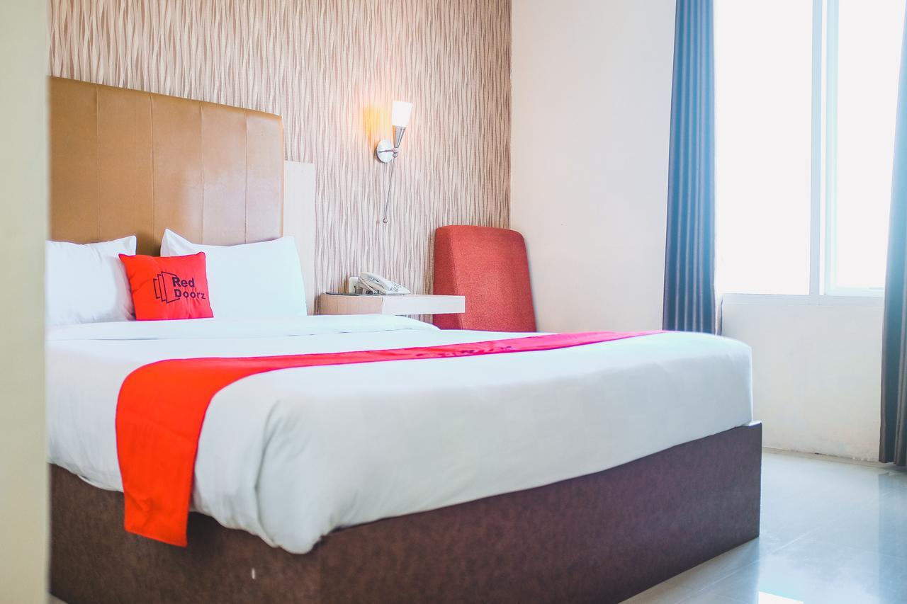 Reddoorz Plus Near Mall Panakukang Makassar Ngoại thất bức ảnh